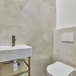 Sublime Air-conditioned Center Of Apartment